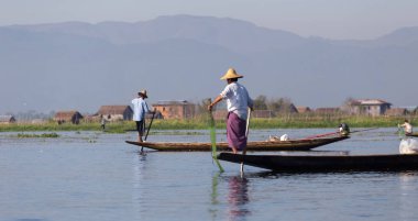 Inle Gölü, Myanmar - 30 Kasım 2014: Balıkçı Inle Gölü içinde zaman balıkçılık, Myanmar içinde hareket