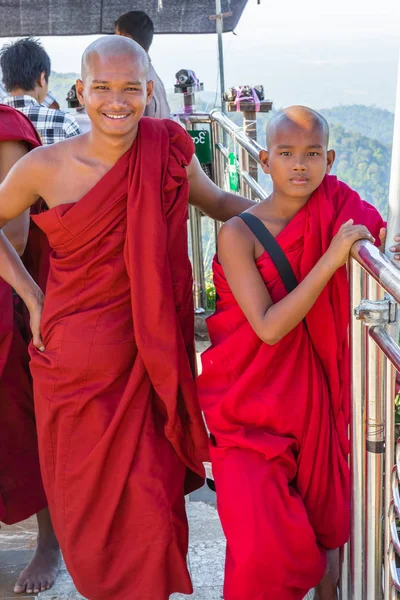 Kyaiktiyo Myanmar December 2014 Pilgrimsfärd Två Munkar Bland Eller Kyaiktiyo — Stockfoto