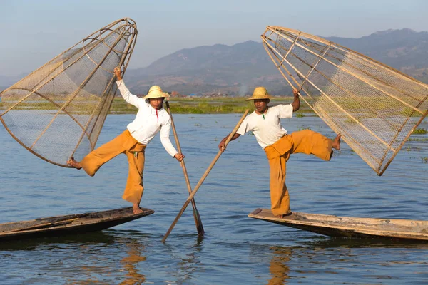 Inle Gölü, Myanmar - 30 Kasım 2014: Balıkçı Inle Gölü içinde zaman balıkçılık, Myanmar içinde hareket