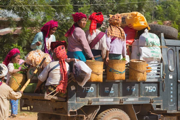 Inle Gölü, Myanmar - 30 Kasım 2014: insanlar Inle Gölü, Myanmar'Inn Dain Khone Köyü'nde
