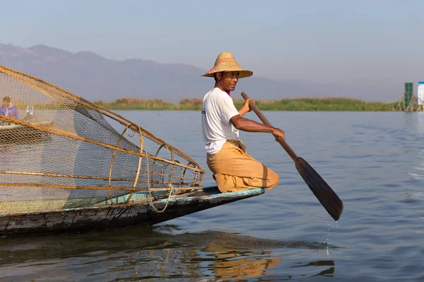 Inle Gölü, Myanmar - 30 Kasım 2014: Balıkçı Inle Gölü içinde zaman balıkçılık, Myanmar içinde hareket