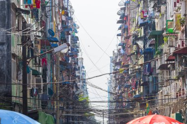 Yangon, Myanmar - 05 Aralık 2014: Yangon, Myanmar modern ve eski binalarda in görünüm