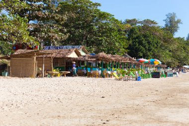 Ngapali, Myanmar - 03 Aralık 2014: Ngapali plaj beyaz kum, mavi gökyüzü ve palmiye ağaçlarıyla, Myanmar