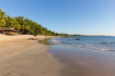 Ngapali, Myanmar - 02 Aralık 2014: Ngapali plaj beyaz kum, mavi gökyüzü ve palmiye ağaçlarıyla, Myanmar