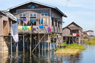 Inle Gölü, Myanmar - 01 Aralık 2014: Yüzen köylerinin Inle Gölü, Myanmar
