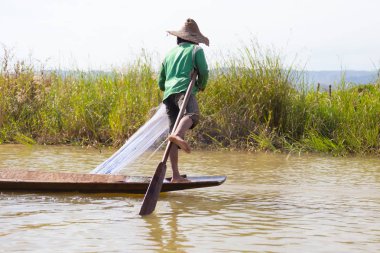 Inle Gölü, Myanmar - 30 Kasım 2014: Balıkçı Inle Gölü içinde zaman balıkçılık, Myanmar içinde hareket