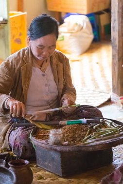 Inle Gölü, Myanmar - 01 Aralık 2014: kadın el sanatları Atölyesi Inle Gölü, Myanmar olarak Nam Pam Köyü'nde geleneksel cheroot puro haddeleme