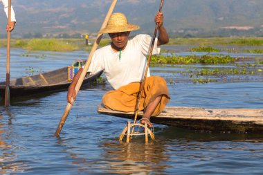 Inle Gölü, Myanmar - 30 Kasım 2014: Balıkçı Inle Gölü içinde zaman balıkçılık, Myanmar içinde hareket