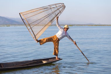 Inle Gölü, Myanmar - 30 Kasım 2014: Balıkçı Inle Gölü içinde zaman balıkçılık, Myanmar içinde hareket