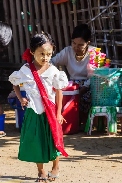 Ngapali Beach Μιανμάρ Δεκέμβριος 2014 Ένα Άγνωστο Παιδί Πηγαίνει Στο — Φωτογραφία Αρχείου