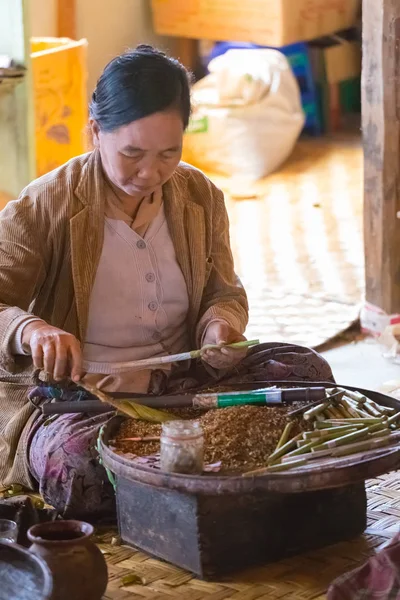 Inle Gölü, Myanmar - 01 Aralık 2014: kadın el sanatları Atölyesi Inle Gölü, Myanmar olarak Nam Pam Köyü'nde geleneksel cheroot puro haddeleme