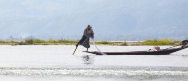 Inle Gölü, Myanmar - 30 Kasım 2014: Balıkçı Inle Gölü içinde zaman balıkçılık, Myanmar içinde hareket