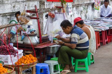 Yangon, Myanmar - 05 Aralık 2014: Yangon, Myanmar içinde sokak gıda görünümünü