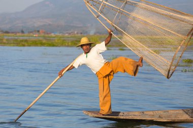 Inle Gölü, Myanmar - 30 Kasım 2014: Balıkçı Inle Gölü içinde zaman balıkçılık, Myanmar içinde hareket