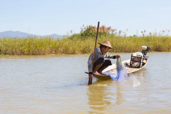 Inle Gölü, Myanmar - 30 Kasım 2014: Balıkçı Inle Gölü içinde zaman balıkçılık, Myanmar içinde hareket