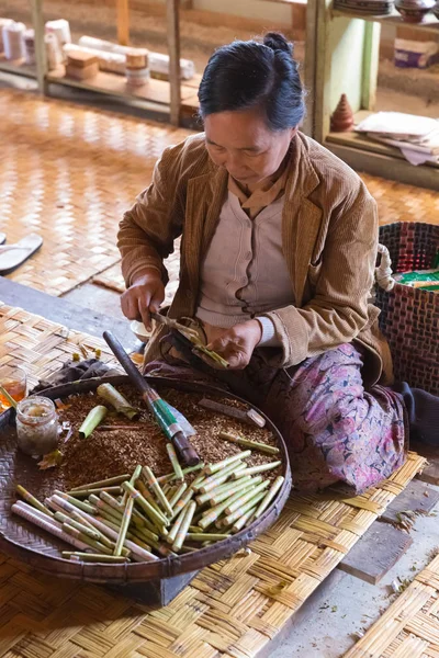 Inle Gölü, Myanmar - 01 Aralık 2014: kadın el sanatları Atölyesi Inle Gölü, Myanmar olarak Nam Pam Köyü'nde geleneksel cheroot puro haddeleme