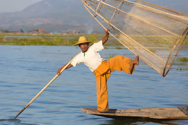 Inle Gölü, Myanmar - 30 Kasım 2014: Balıkçı Inle Gölü içinde zaman balıkçılık, Myanmar içinde hareket
