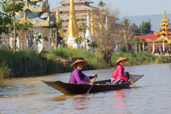 Inle Gölü, Myanmar - 30 Kasım 2014: Shwe Inn Dain Pagoda, Inle Gölü, Myanmar Inn Dain Khone Köyü'nde