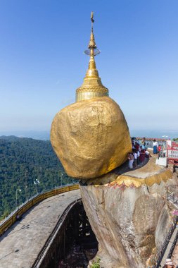 Kyaiktiyo, Myanmar - 05 Aralık 2014: Hac için Kyaikhtiyo veya Kyaiktiyo pagoda, altın rock, Myanmar