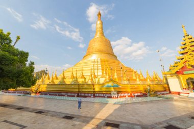 Bago, Myanmar - 04 Aralık 2014: Shwemawdaw pagoda, uzun ve güzel pagoda Bago, Myanmar