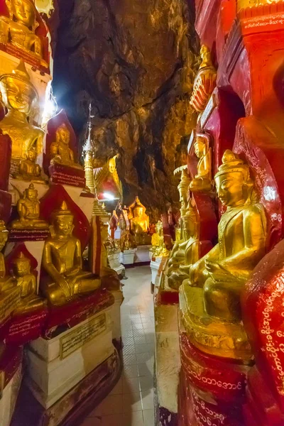 Pindaya, Myanmar - 29 Kasım 2014: altın Pindaya mağaralara Buda heykelleri