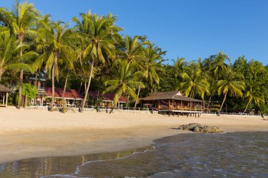 Ngapali, Myanmar - 02 Aralık 2014: Ngapali plaj beyaz kum, mavi gökyüzü ve palmiye ağaçlarıyla, Myanmar