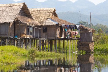 Inle Gölü, Myanmar - 01 Aralık 2014: Yüzen köylerinin Inle Gölü, Myanmar