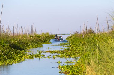 Inle Gölü, Myanmar - 30 Kasım 2014: Köylüler yüzen köylerde Inle Gölü, Myanmar onların tekneler sayesinde hareket