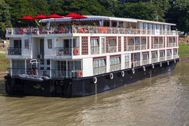 Mandalay, Myanmar - 25 Kasım 2014: Mandalay gelen tanımlanamayan Myanmar klasik cruise liner Bagan Mandalay, Myanmar Irrawaddy nehrinde.