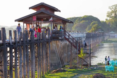 Amarapura, Myanmar - 23 Kasım 2014: U Beins Köprüsü, mandalay, Myanmar yakınındaki Amarapura dünyanın en uzun tik yaya köprüsü