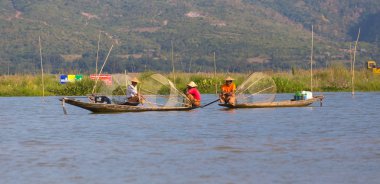 Inle Gölü, Myanmar - 30 Kasım 2014: Balıkçı Inle Gölü içinde zaman balıkçılık, Myanmar içinde hareket