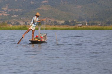 Inle Gölü, Myanmar - 30 Kasım 2014: Balıkçı Inle Gölü içinde zaman balıkçılık, Myanmar içinde hareket