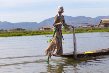 Inle Gölü, Myanmar - 30 Kasım 2014: Balıkçı Inle Gölü içinde zaman balıkçılık, Myanmar içinde hareket