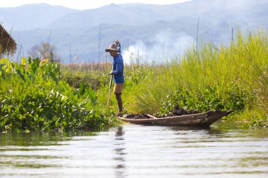 Inle Gölü, Myanmar - 30 Kasım 2014: Köylüler yüzen köylerde Inle Gölü, Myanmar onların tekneler sayesinde hareket