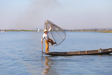 Inle Gölü, Myanmar - 30 Kasım 2014: Balıkçı Inle Gölü içinde zaman balıkçılık, Myanmar içinde hareket