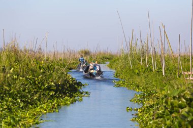 Inle Gölü, Myanmar - 30 Kasım 2014: Köylüler yüzen köylerde Inle Gölü, Myanmar onların tekneler sayesinde hareket