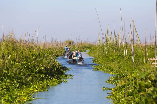 Inle Gölü, Myanmar - 30 Kasım 2014: Köylüler yüzen köylerde Inle Gölü, Myanmar onların tekneler sayesinde hareket