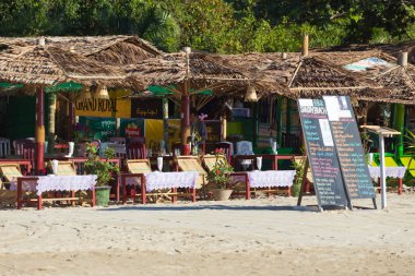 Ngapali, Myanmar - 03 Aralık 2014: Ngapali plaj beyaz kum, mavi gökyüzü ve palmiye ağaçlarıyla, Myanmar
