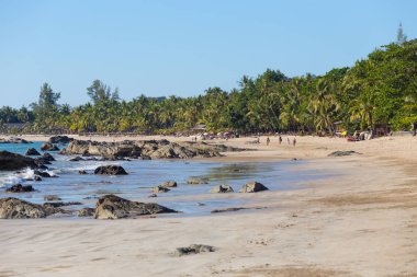 Ngapali, Myanmar - 03 Aralık 2014: Ngapali plaj beyaz kum, mavi gökyüzü ve palmiye ağaçlarıyla, Myanmar