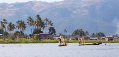 Inle Gölü, Myanmar - 30 Kasım 2014: Balıkçı Inle Gölü içinde zaman balıkçılık, Myanmar içinde hareket