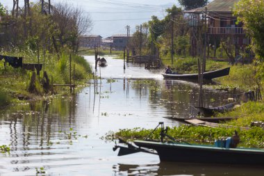 Inle Gölü, Myanmar - 01 Aralık 2014: Yüzen köylerinin Inle Gölü, Myanmar