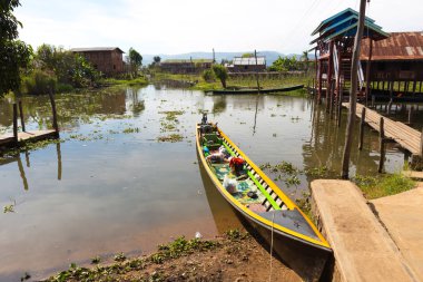 Inle Gölü, Myanmar - 01 Aralık 2014: Yüzen köylerinin Inle Gölü, Myanmar