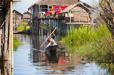 Inle Gölü, Myanmar - 01 Aralık 2014: Yüzen köylerinin Inle Gölü, Myanmar