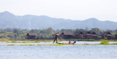 Inle Gölü, Myanmar - 30 Kasım 2014: Balıkçı Inle Gölü içinde zaman balıkçılık, Myanmar içinde hareket