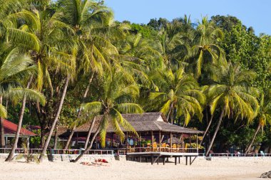 Ngapali, Myanmar - 03 Aralık 2014: Ngapali plaj beyaz kum, mavi gökyüzü ve palmiye ağaçlarıyla, Myanmar