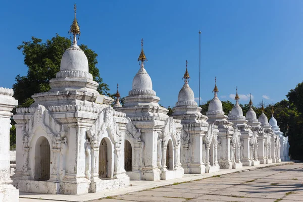 Kuthodaw Pagoda Mandalay, Myanmar içinde