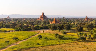 Gün batımında, Bagan tapınaklarda Myanmar