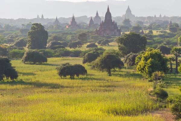 Gün batımında, Bagan tapınaklarda Myanmar