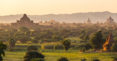 Gün batımında, Bagan tapınaklarda Myanmar