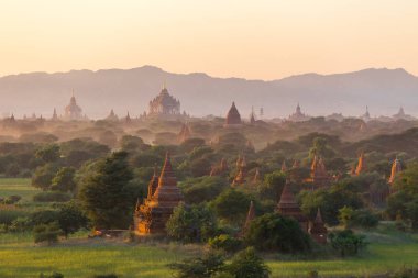 Gün batımında, Bagan tapınaklarda Myanmar